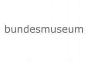 grauer Schritzug auf weißem Hintergrund: Bundesmuseum